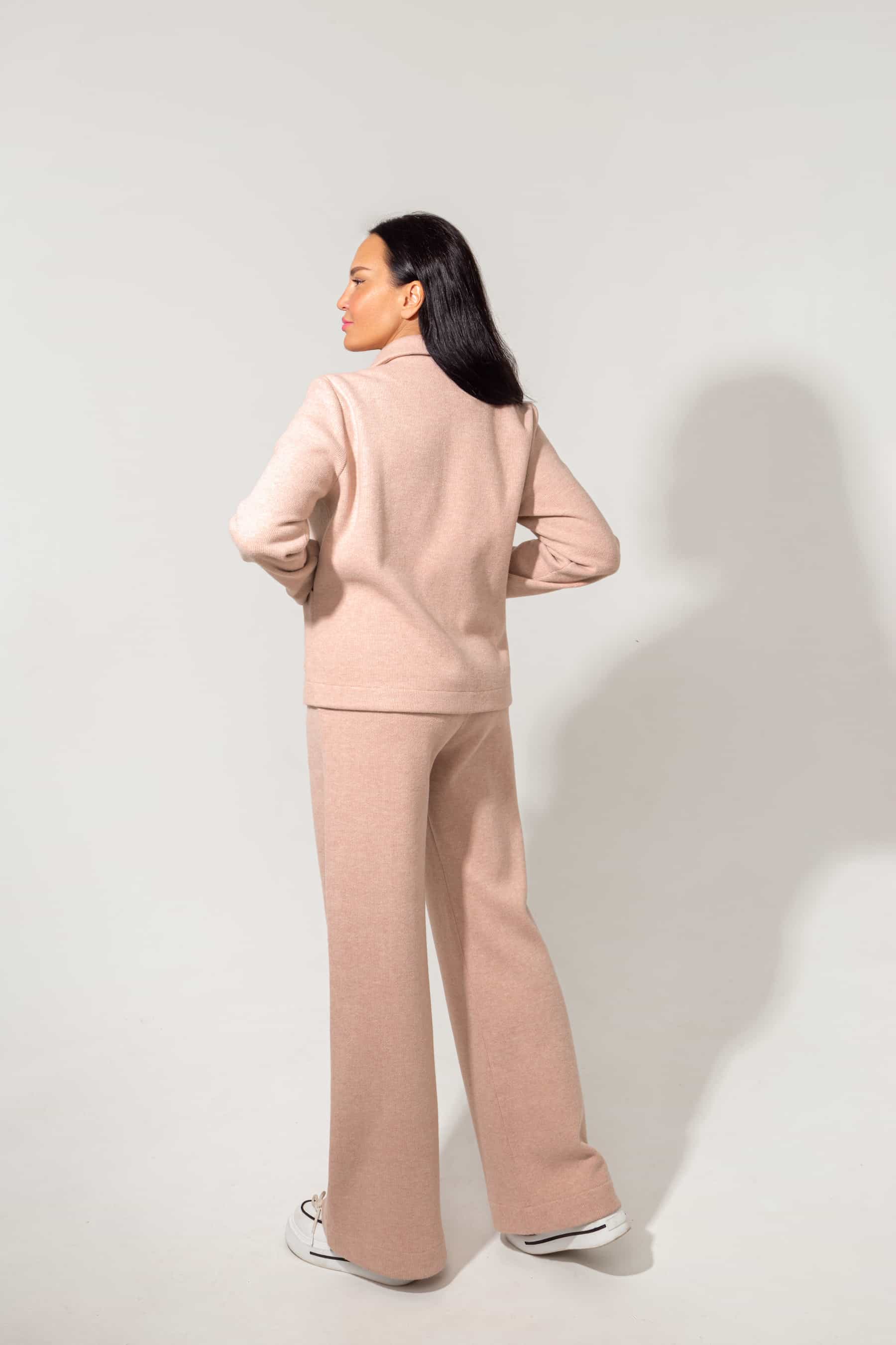 Suit (cardigan with pockets and trousers) in powder color